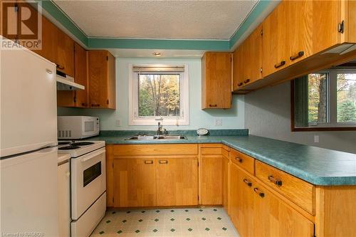 574286 40 Sideroad, West Grey, ON - Indoor Photo Showing Kitchen With Double Sink