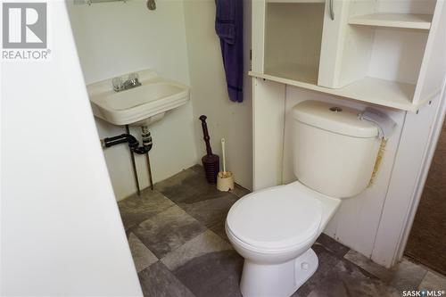 206 7Th Avenue W, Assiniboia, SK - Indoor Photo Showing Bathroom