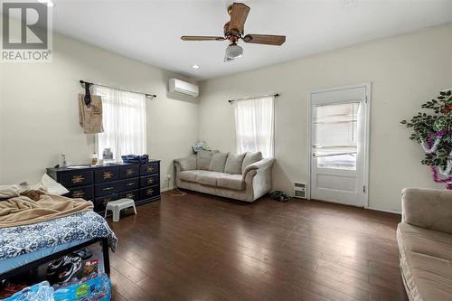 3260 Pooley Road, Kelowna, BC - Indoor Photo Showing Living Room
