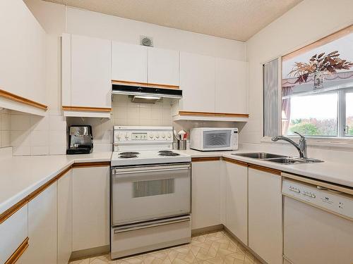 Cuisine - 501-450 Rue St-Georges, Saint-Lambert, QC - Indoor Photo Showing Kitchen With Double Sink