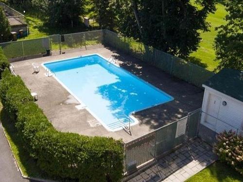Piscine - 501-450 Rue St-Georges, Saint-Lambert, QC - Outdoor With In Ground Pool With Backyard