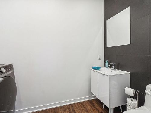 Salle d'eau - 13650  - 13654 Rue Du Grenache, Mirabel, QC - Indoor Photo Showing Laundry Room