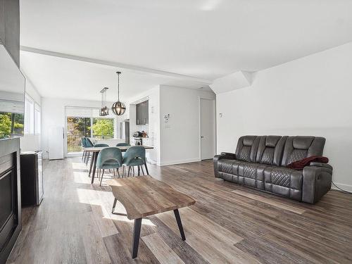 Living room - 13660  - 13664 Rue Du Grenache, Mirabel, QC - Indoor Photo Showing Living Room