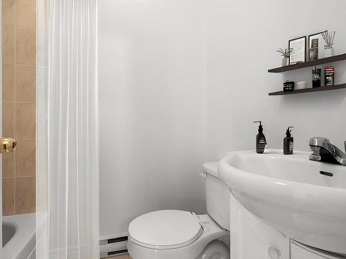 Bathroom - 5810 Av. Auteuil, Brossard, QC - Indoor Photo Showing Bathroom