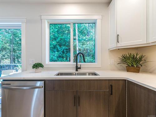 106-600 Ninth St, Nanaimo, BC - Indoor Photo Showing Kitchen With Double Sink