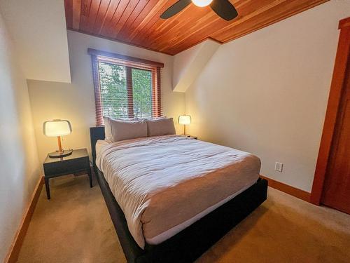 31 - 4868 Riverview Drive, Edgewater, BC - Indoor Photo Showing Bedroom
