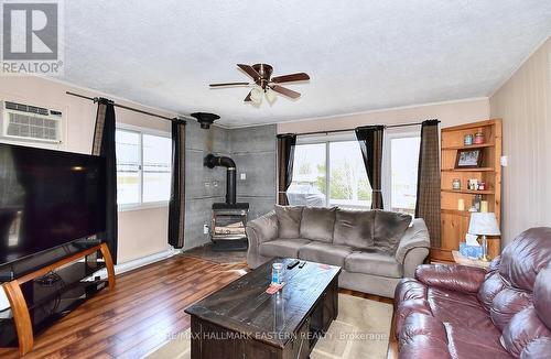 233 Crosby Drive, Kawartha Lakes, ON - Indoor Photo Showing Living Room