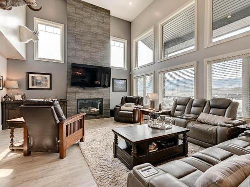 1862 Ironwood Drive, Kamloops, BC - Indoor Photo Showing Living Room With Fireplace
