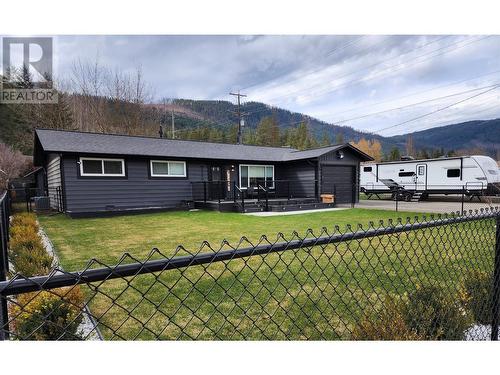 2290 Park Avenue, Lumby, BC - Indoor Photo Showing Bedroom