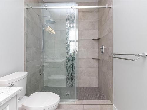 2041 Oakhill Pl, Duncan, BC - Indoor Photo Showing Bathroom