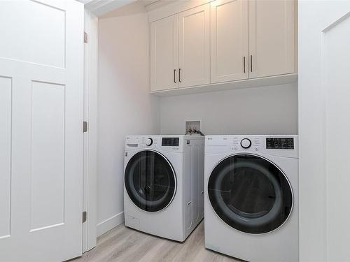 2041 Oakhill Pl, Duncan, BC - Indoor Photo Showing Laundry Room