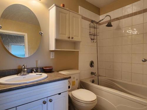 1592 Cumming Blvd, Cache Creek, BC - Indoor Photo Showing Bathroom