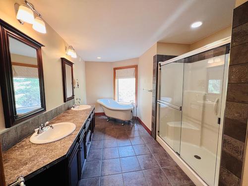 7484 Sun Valley Place, Radium Hot Springs, BC - Indoor Photo Showing Bathroom