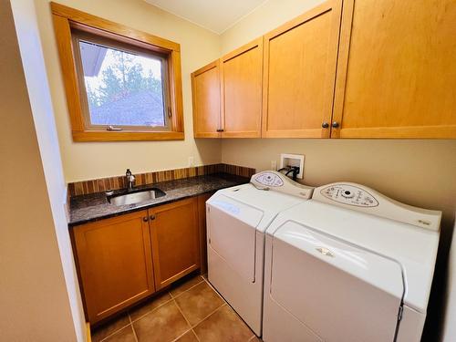 7484 Sun Valley Place, Radium Hot Springs, BC - Indoor Photo Showing Laundry Room