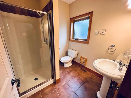 7484 Sun Valley Place, Radium Hot Springs, BC - Indoor Photo Showing Bathroom