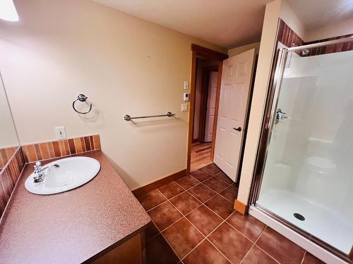 7484 Sun Valley Place, Radium Hot Springs, BC - Indoor Photo Showing Bathroom