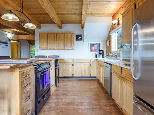 805 Jutland Terr, Courtenay, BC - Indoor Photo Showing Kitchen