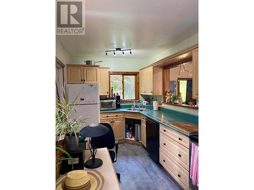 507 Arlington Road, Slocan, BC - Indoor Photo Showing Kitchen With Double Sink