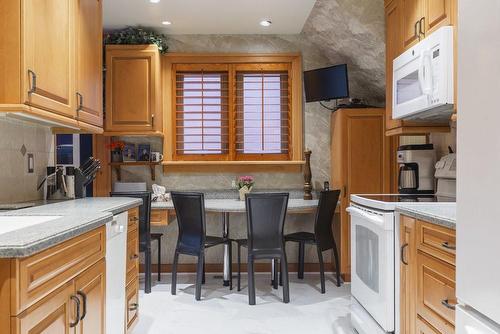 27 Mountain Avenue, Hamilton, ON - Indoor Photo Showing Kitchen