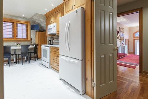 27 Mountain Avenue, Hamilton, ON - Indoor Photo Showing Kitchen