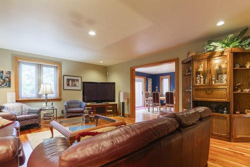 27 Mountain Avenue, Hamilton, ON - Indoor Photo Showing Living Room