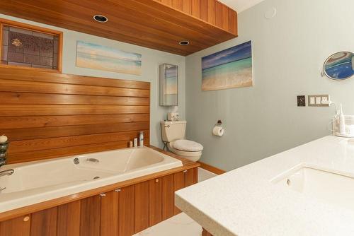 27 Mountain Avenue, Hamilton, ON - Indoor Photo Showing Bathroom