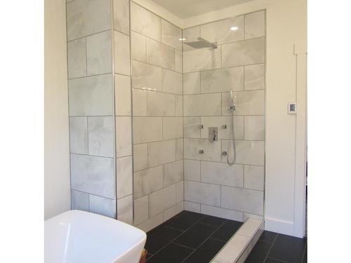 911 Victoria Avenue North, Fort Frances, ON - Indoor Photo Showing Bathroom