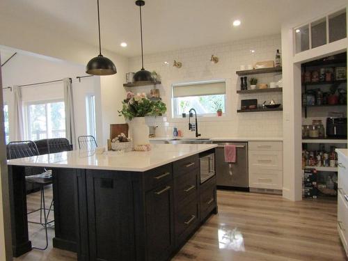 911 Victoria Avenue North, Fort Frances, ON - Indoor Photo Showing Kitchen With Upgraded Kitchen