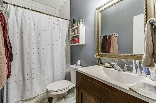 145 Emerald Street S, Hamilton, ON - Indoor Photo Showing Bathroom
