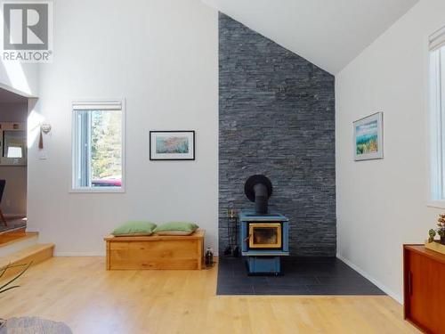 9117 Krompocker Rd, Powell River, BC - Indoor With Fireplace