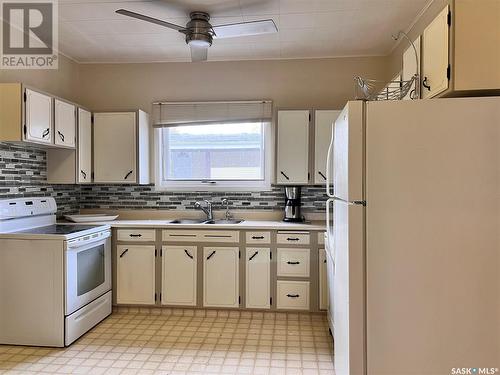 405 3Rd Street E, Wynyard, SK - Indoor Photo Showing Kitchen With Double Sink