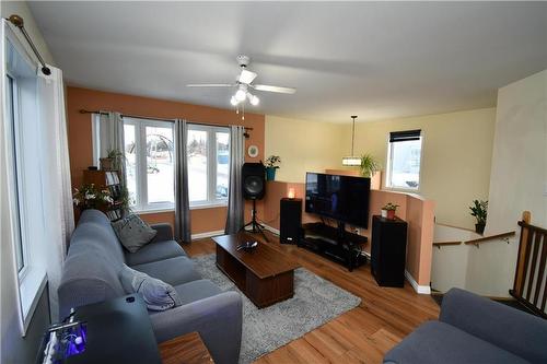 401 Shell River Avenue, Russell, MB - Indoor Photo Showing Living Room