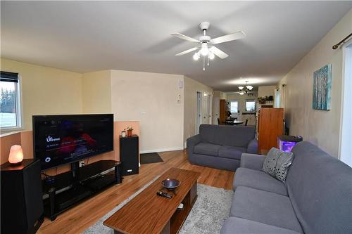 401 Shell River Avenue, Russell, MB - Indoor Photo Showing Living Room