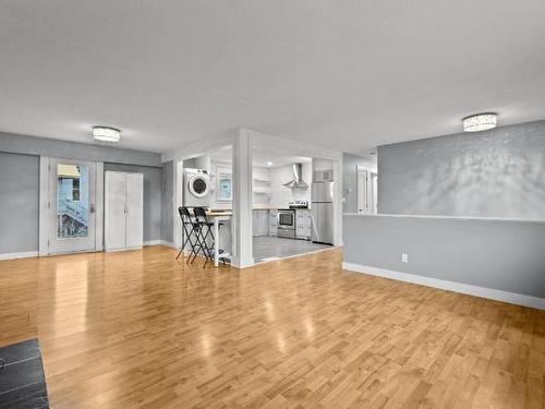 708 Cambridge Cres, Kamloops, BC - Indoor Photo Showing Living Room