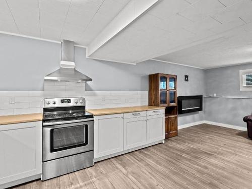 708 Cambridge Cres, Kamloops, BC - Indoor Photo Showing Kitchen