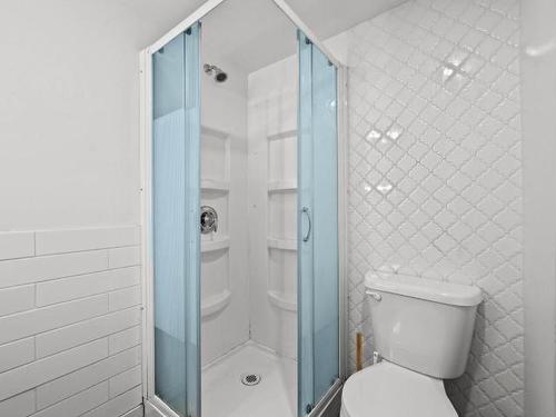 708 Cambridge Cres, Kamloops, BC - Indoor Photo Showing Bathroom