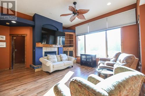 3402 Lobelia Drive, Osoyoos, BC - Indoor Photo Showing Living Room