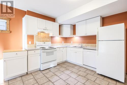 3402 Lobelia Drive, Osoyoos, BC - Indoor Photo Showing Kitchen