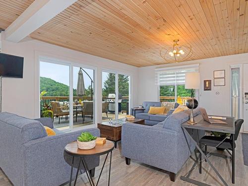 Living room - 56 Rue Charette, Val-Des-Monts, QC - Indoor Photo Showing Living Room