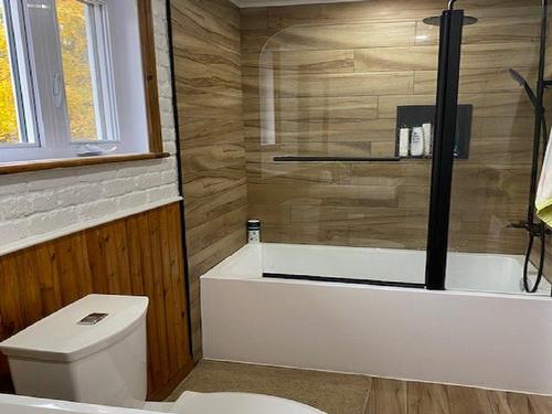 Salle de bains - 345 Ch. Marcil, Sainte-Clotilde, QC - Indoor Photo Showing Bathroom