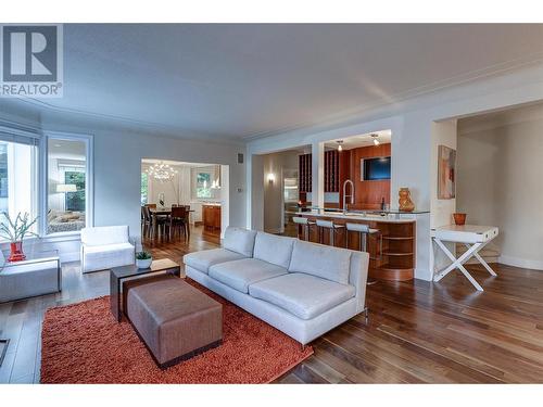 2094 Abbott Street, Kelowna, BC - Indoor Photo Showing Living Room