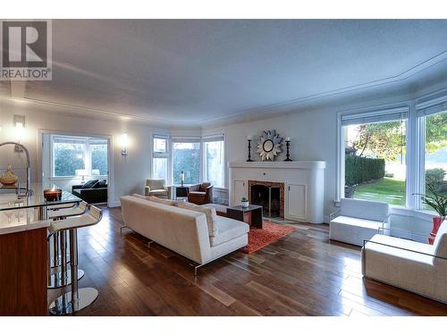 2094 Abbott Street, Kelowna, BC - Indoor Photo Showing Living Room With Fireplace