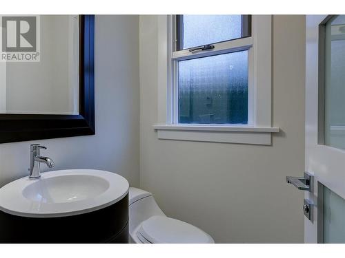 2094 Abbott Street, Kelowna, BC - Indoor Photo Showing Bathroom