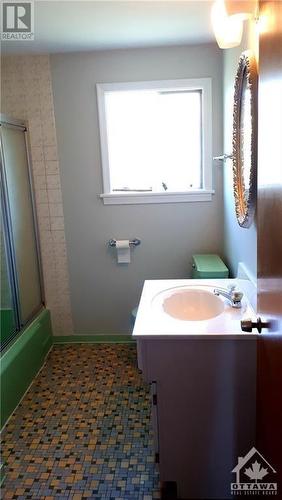 1749 Baseline Road, Ottawa, ON - Indoor Photo Showing Bathroom