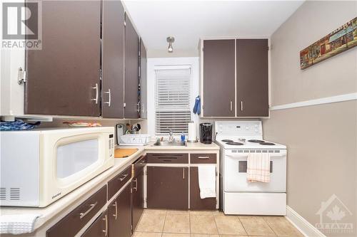 24 Seneca Street, Ottawa, ON - Indoor Photo Showing Kitchen