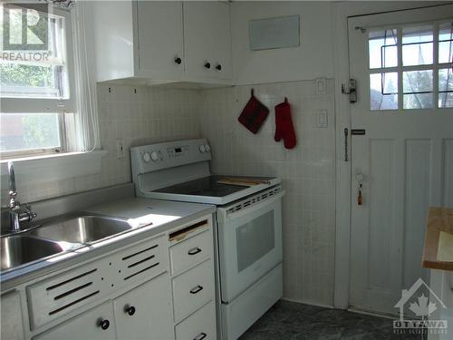 24 Seneca Street, Ottawa, ON - Indoor Photo Showing Kitchen With Double Sink