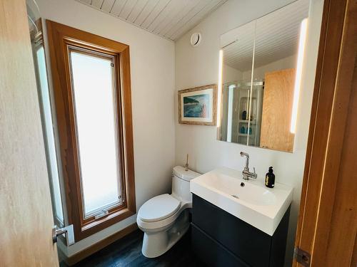 8257 Grainger Road, Canal Flats, BC - Indoor Photo Showing Bathroom