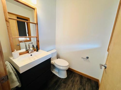 8257 Grainger Road, Canal Flats, BC - Indoor Photo Showing Bathroom
