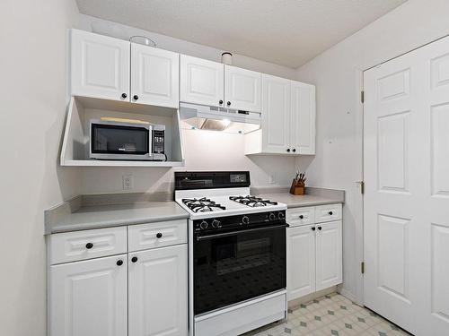 209-1105 Henry Rd, Courtenay, BC - Indoor Photo Showing Kitchen