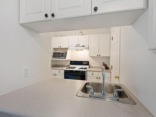 209-1105 Henry Rd, Courtenay, BC - Indoor Photo Showing Kitchen With Double Sink